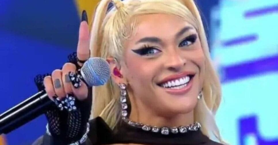 Pabllo Vittar se joga no público, ninguém segura e queda no chão viraliza