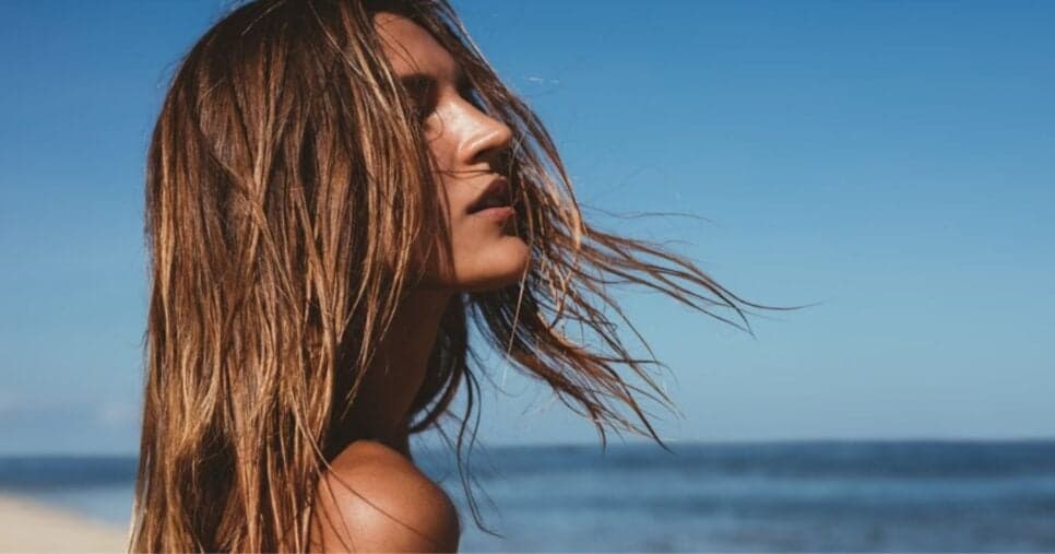 Melhor que hidratação de salão: 6 passos que blindam o cabelo do ressecamento e frizz no Ano Novo na praia