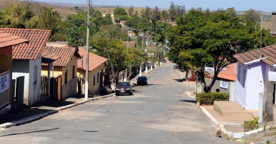 Rua em Serra da Saudade, MG (Foto: Reprodução/ Internet) Rua em Serra da Saudade, MG (Foto: Reprodução/ Internet)