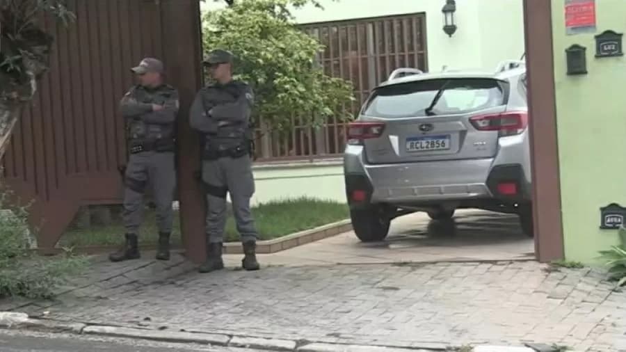 Policiais militares na casa de Miguel Abdalla Neto, tio de Suzane e Andreas von Richthofen (Foto: Reprodução/ Band) Policiais militares na casa de Miguel Abdalla Neto, tio de Suzane e Andreas von Richthofen (Foto: Reprodução/ Band)