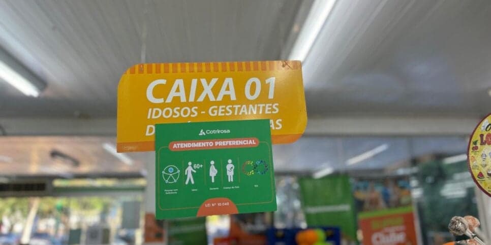 Caixa preferencial aos idosos em supermercados (Reprodução: Divulgação) Caixa preferencial aos idosos em supermercados (Reprodução: Divulgação)