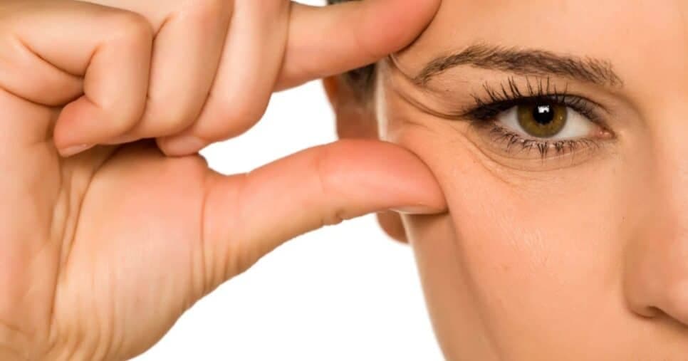 Como fazer creme caseiro com 1 ingrediente da cozinha e se livrar dos pés de galinha dos olhos