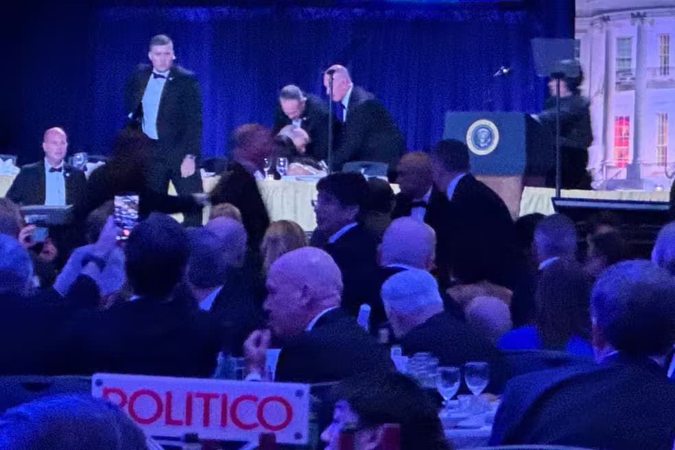Seguranças retiram Donald Trump após barulho durante jantar (Foto: Reprodução/ Internet) Seguranças retiram Donald Trump após barulho durante jantar (Foto: Reprodução/ Internet)