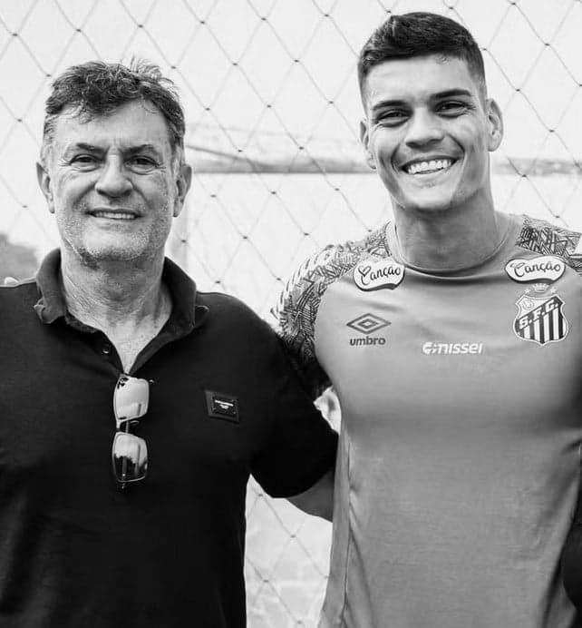 Goleiro do Santos, Gabriel Brazão, ao lado do pai, José Roberto (Foto: Reprodução / Instagram)
Goleiro do Santos, Gabriel Brazão, ao lado do pai, José Roberto (Foto: Reprodução / Instagram)