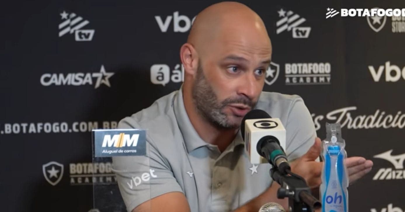SAF do Botafogo comunica Franclim Carvalho com saída de atacante e mais 2 craques
