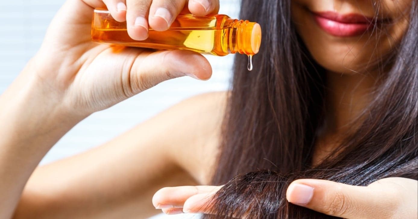 Menos de R$20: Óleo natural antes do shampoo salva o cabelo do ressecamento e traz brilho reluzente