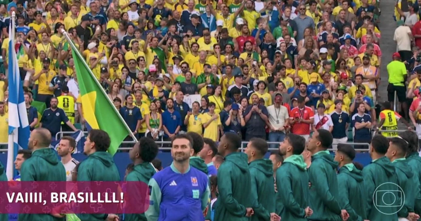 Torcedores e jogadores cantando o hino nacional do Brasil na Copa do Mundo (Foto: Reprodução / Globo) Torcedores e jogadores cantando o hino nacional do Brasil na Copa do Mundo (Foto: Reprodução / Globo)
