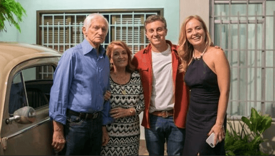 Angélica posa com os pais, Angelina e Francisco, ao lado de Luciano Huck (Foto: Reprodução / Instagram)
Angélica posa com os pais, Angelina e Francisco, ao lado de Luciano Huck (Foto: Reprodução / Instagram)