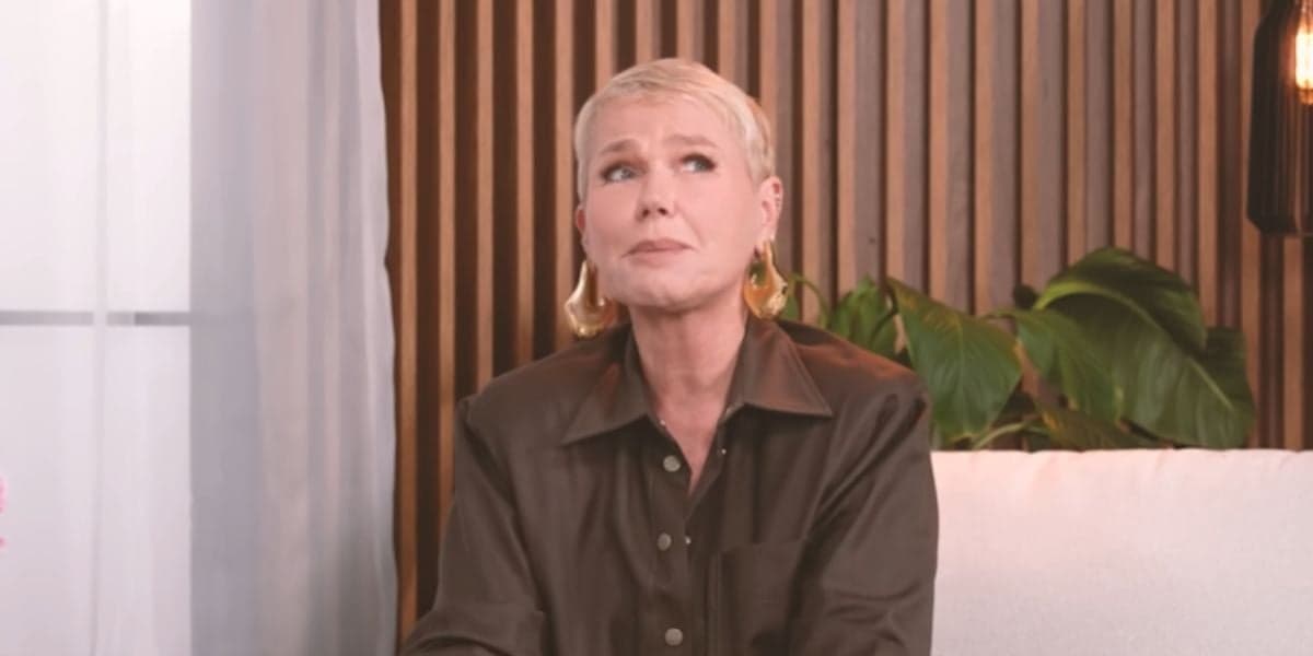 Xuxa se revoltou ao falar sobre teoria de pacto com diabo (Reprodução: Tatá Fersoza / Youtube) Xuxa se revoltou ao falar sobre teoria de pacto com diabo (Reprodução: Tatá Fersoza / Youtube)