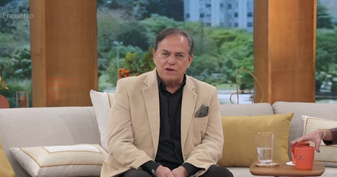 Ronnie Von agradece carinho de Faustão no Encontro (Foto: Reprodução / Globo) Ronnie Von agradece carinho de Faustão no Encontro (Foto: Reprodução / Globo)